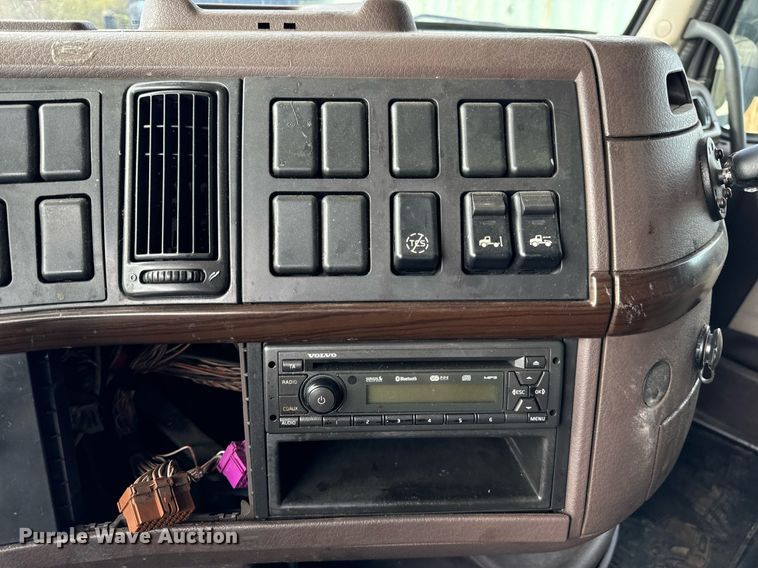 image for item DT2128 2014 Volvo VNL semi truck