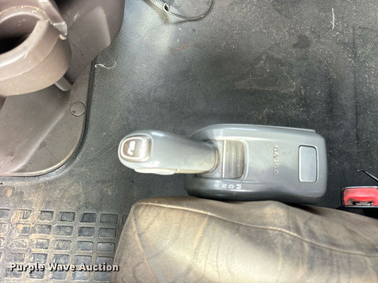 image for item DT2128 2014 Volvo VNL semi truck