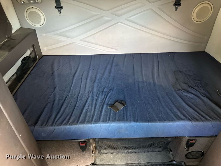 image for item DT2128 2014 Volvo VNL semi truck