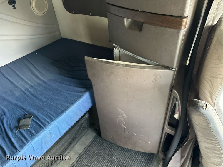 image for item DT2128 2014 Volvo VNL semi truck