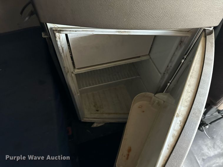 image for item DT2128 2014 Volvo VNL semi truck