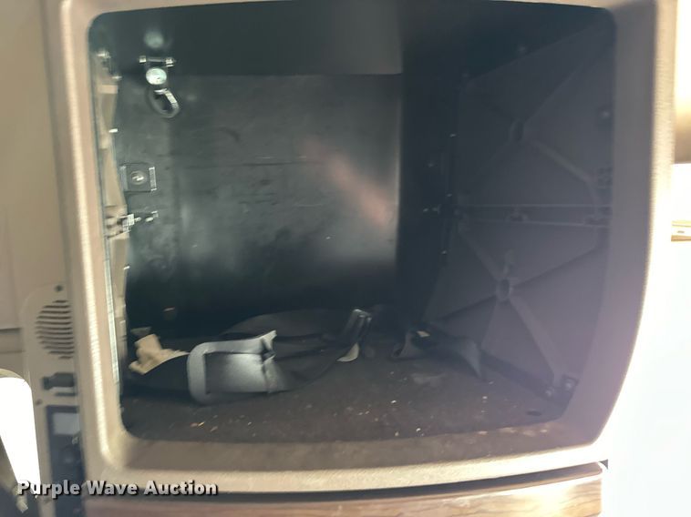 image for item DT2128 2014 Volvo VNL semi truck