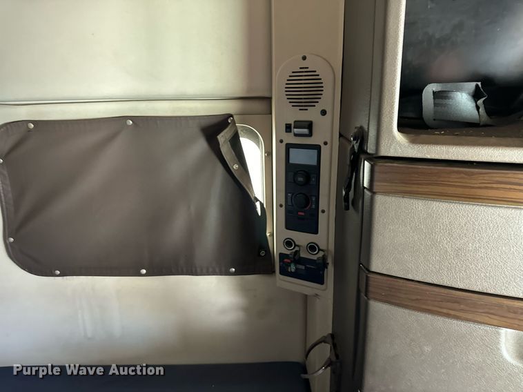 image for item DT2128 2014 Volvo VNL semi truck