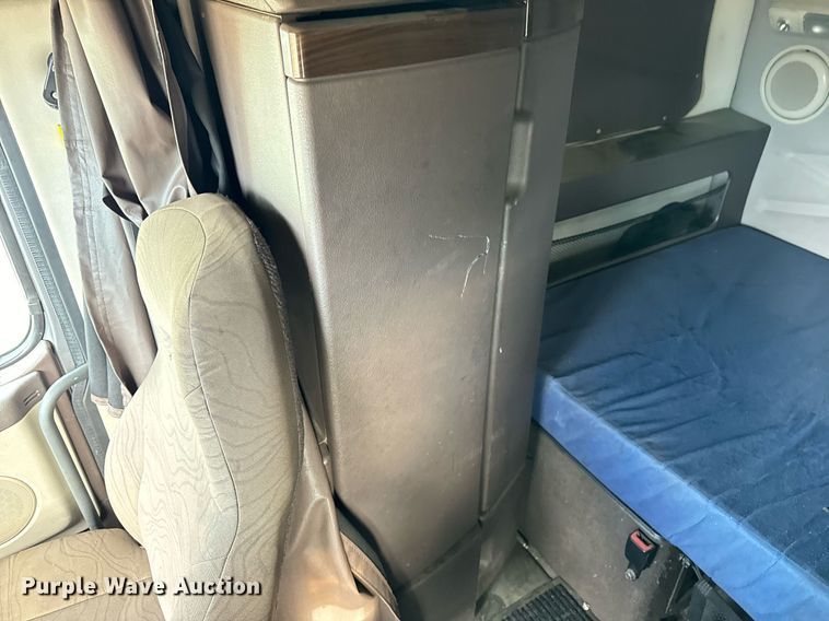 image for item DT2128 2014 Volvo VNL semi truck