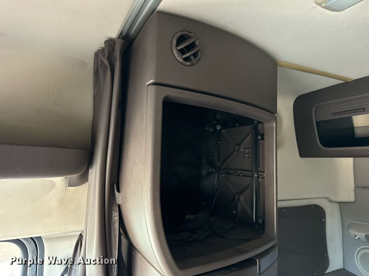 image for item DT2128 2014 Volvo VNL semi truck