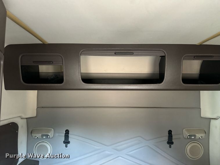 image for item DT2128 2014 Volvo VNL semi truck