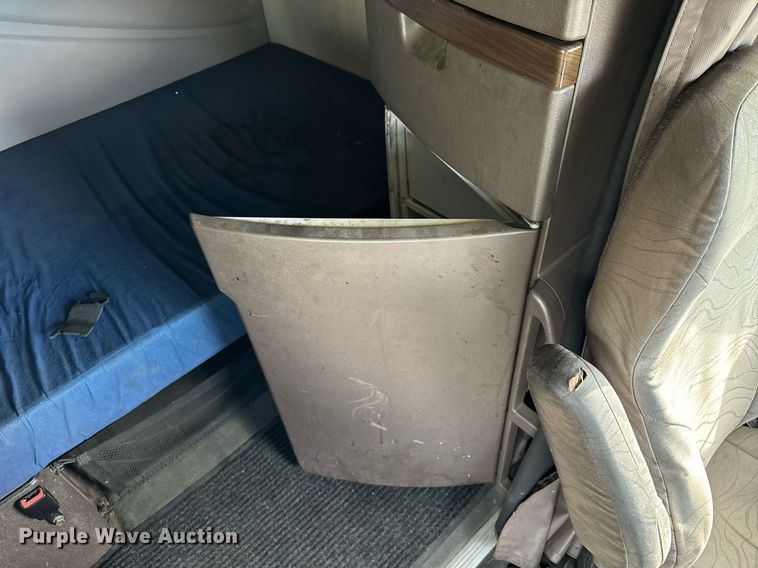 image for item DT2128 2014 Volvo VNL semi truck