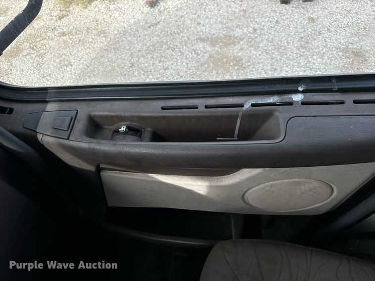 image for item DT2128 2014 Volvo VNL semi truck