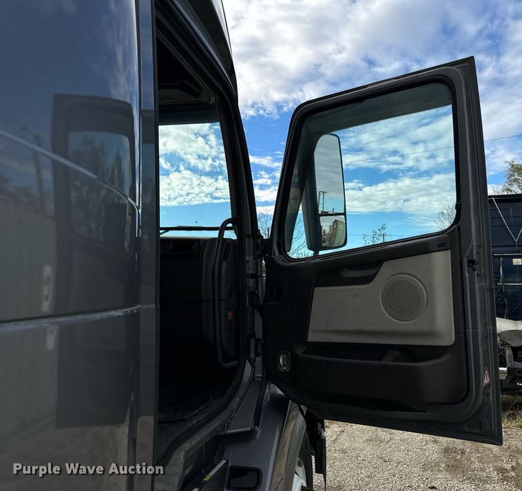 image for item DT2128 2014 Volvo VNL semi truck