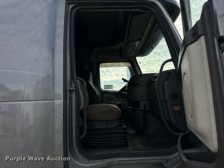 image for item DT2128 2014 Volvo VNL semi truck