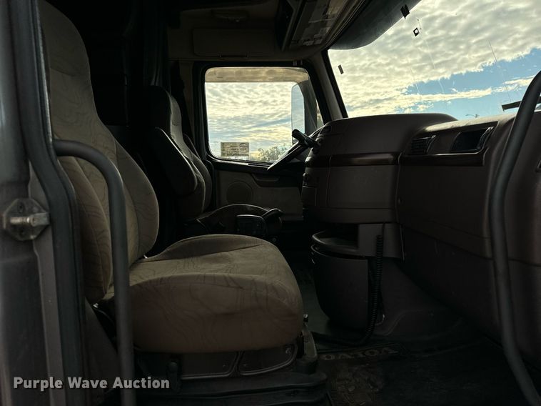 image for item DT2128 2014 Volvo VNL semi truck