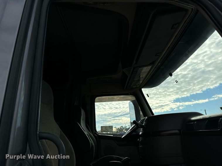 image for item DT2128 2014 Volvo VNL semi truck