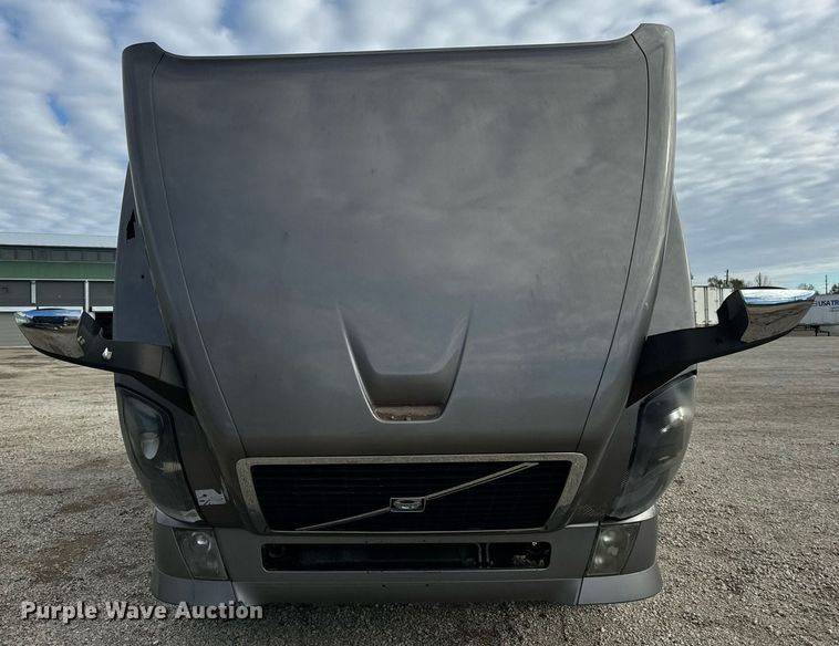 image for item DT2128 2014 Volvo VNL semi truck