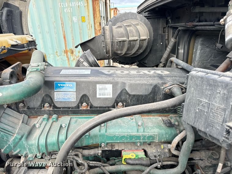 image for item DT2128 2014 Volvo VNL semi truck