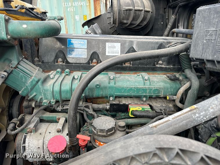 image for item DT2128 2014 Volvo VNL semi truck