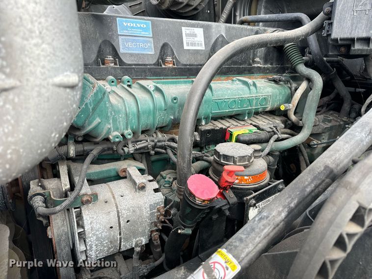 image for item DT2128 2014 Volvo VNL semi truck