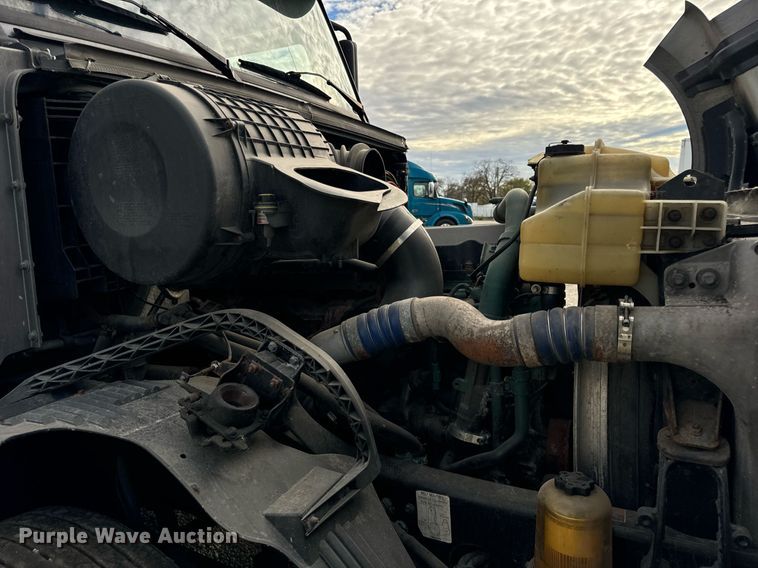 image for item DT2128 2014 Volvo VNL semi truck