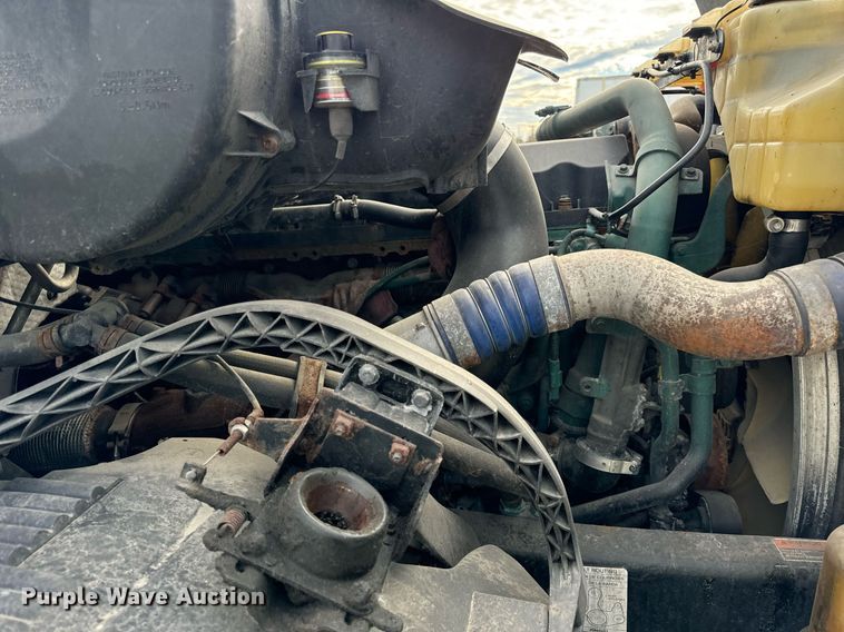 image for item DT2128 2014 Volvo VNL semi truck