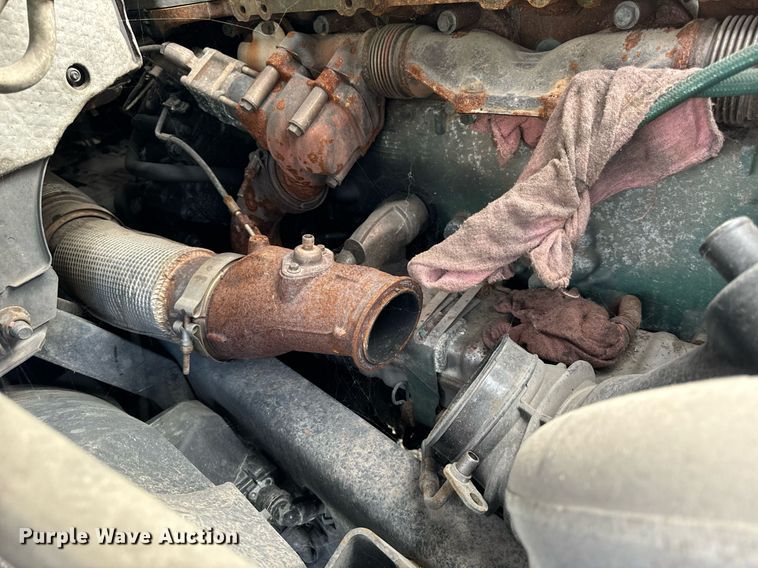 image for item DT2128 2014 Volvo VNL semi truck