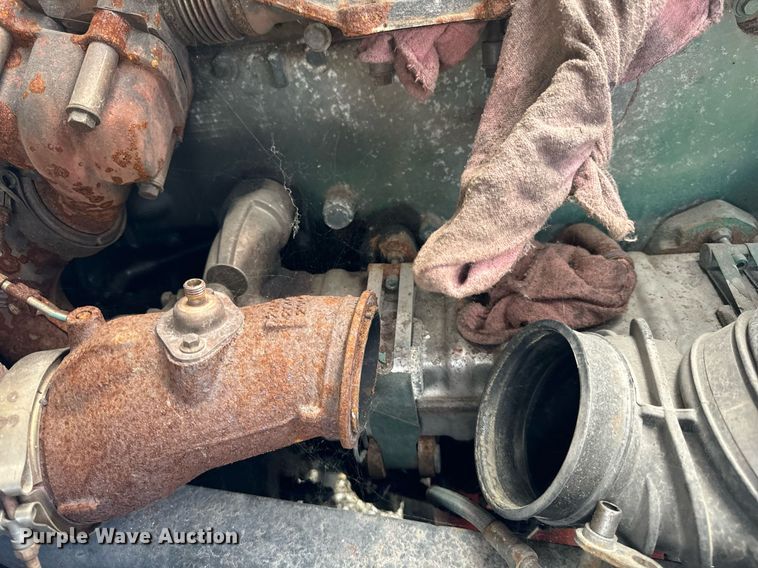 image for item DT2128 2014 Volvo VNL semi truck