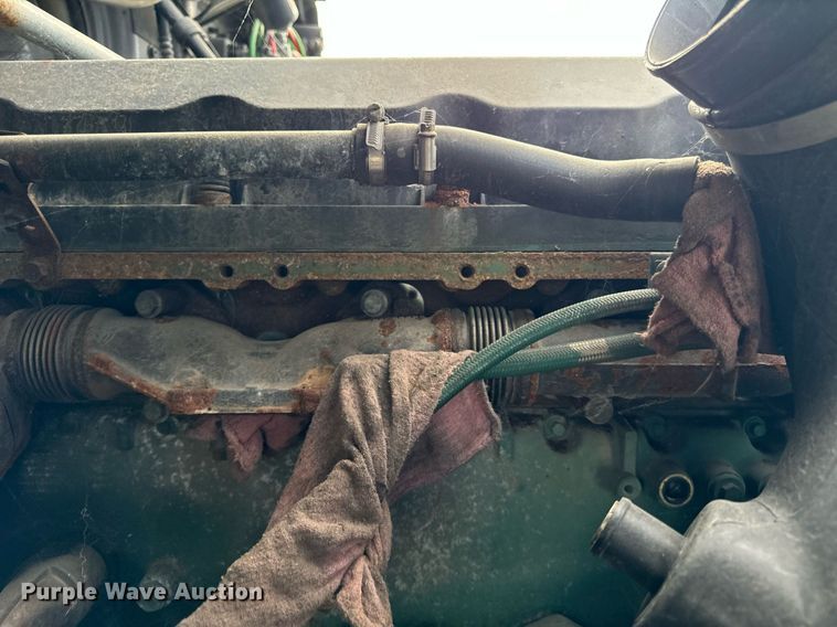 image for item DT2128 2014 Volvo VNL semi truck