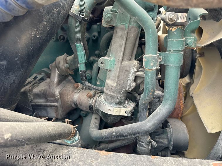 image for item DT2128 2014 Volvo VNL semi truck