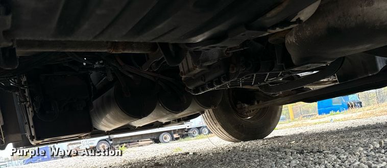 image for item DT2128 2014 Volvo VNL semi truck