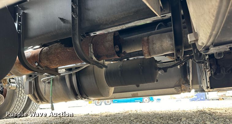 image for item DT2128 2014 Volvo VNL semi truck