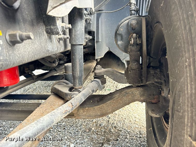 image for item DT2128 2014 Volvo VNL semi truck