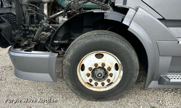 image for item DT2128 2014 Volvo VNL semi truck