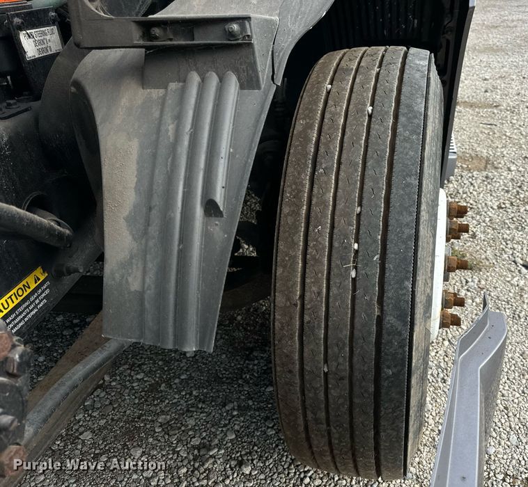 image for item DT2128 2014 Volvo VNL semi truck