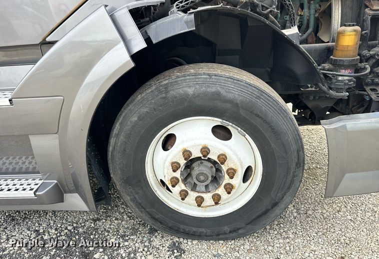 image for item DT2128 2014 Volvo VNL semi truck