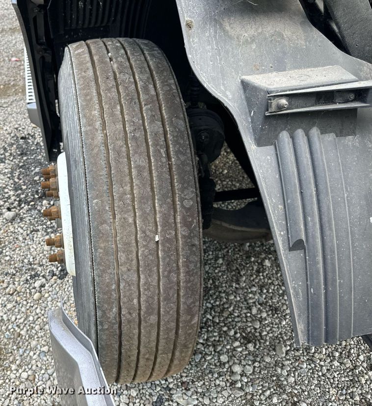 image for item DT2128 2014 Volvo VNL semi truck