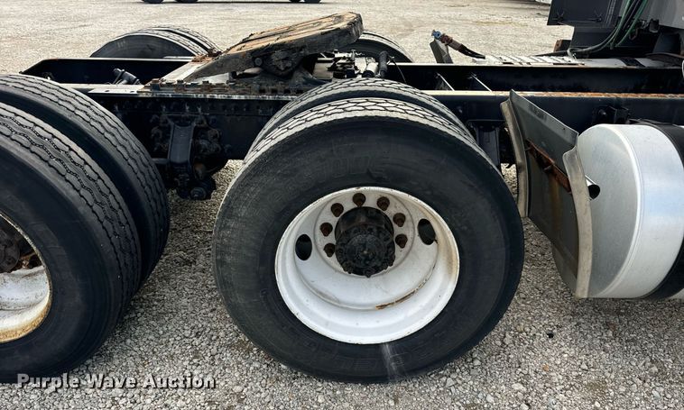 image for item DT2128 2014 Volvo VNL semi truck