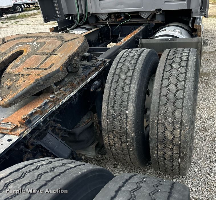 image for item DT2128 2014 Volvo VNL semi truck