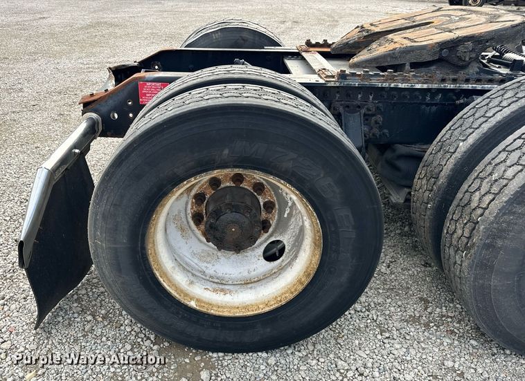 image for item DT2128 2014 Volvo VNL semi truck