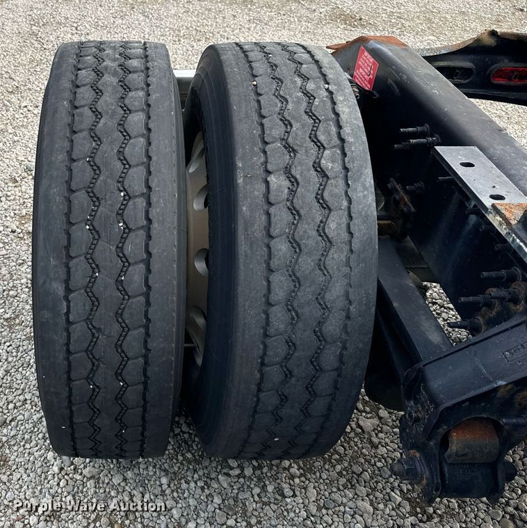 image for item DT2128 2014 Volvo VNL semi truck