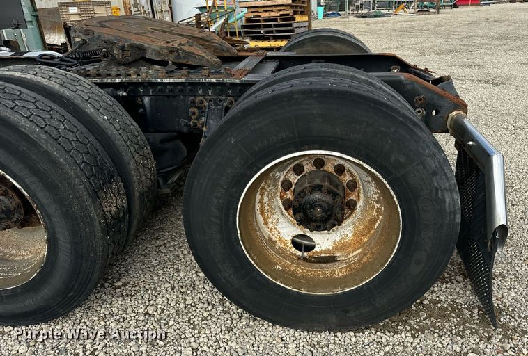 image for item DT2128 2014 Volvo VNL semi truck