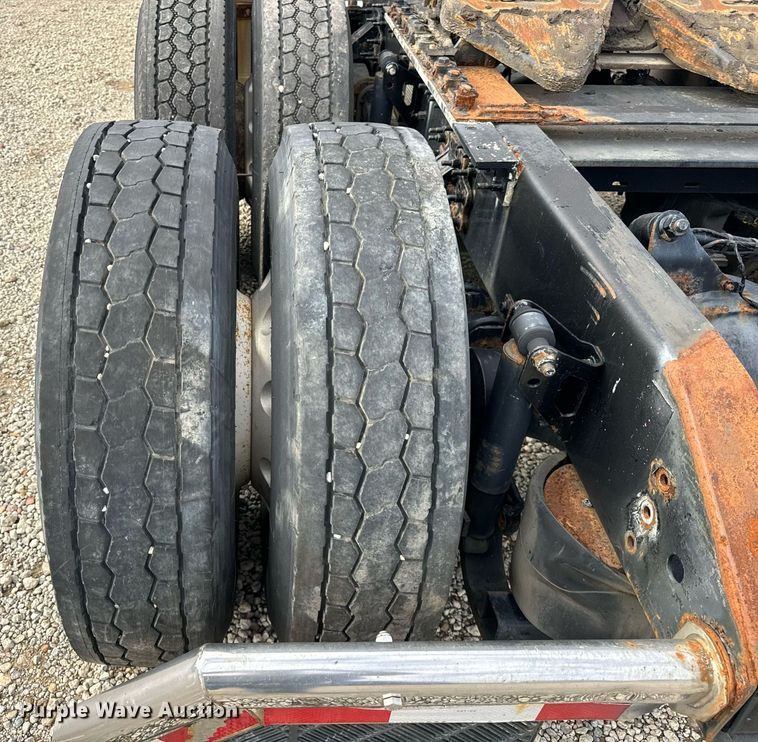 image for item DT2128 2014 Volvo VNL semi truck