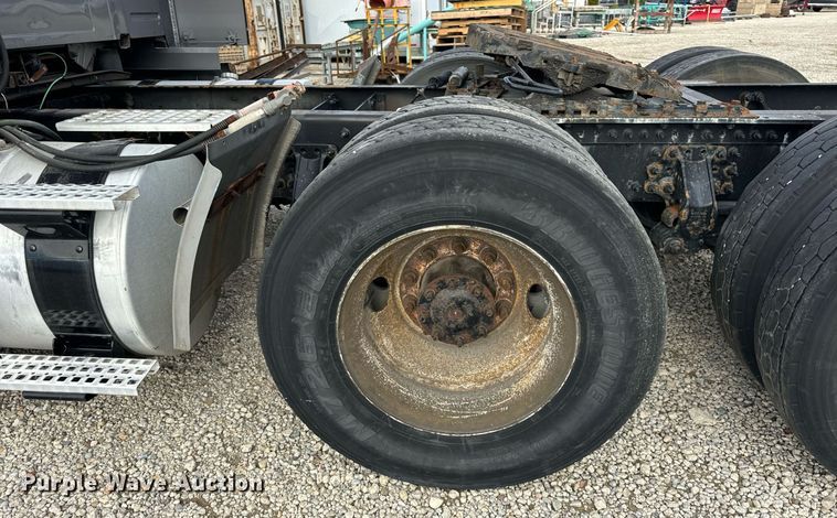 image for item DT2128 2014 Volvo VNL semi truck