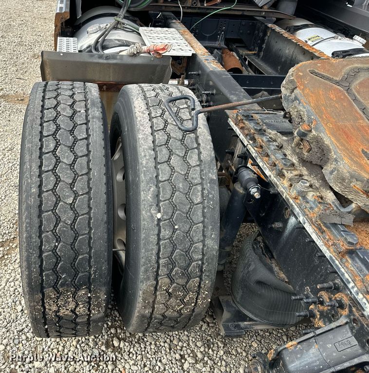 image for item DT2128 2014 Volvo VNL semi truck