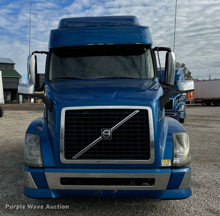 image for item DT2129 2015 Volvo VNL semi truck