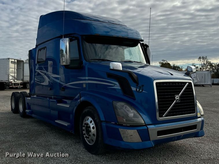 image for item DT2129 2015 Volvo VNL semi truck