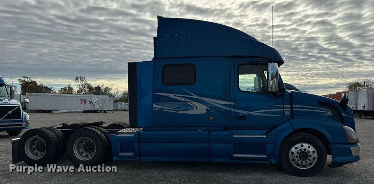 image for item DT2129 2015 Volvo VNL semi truck