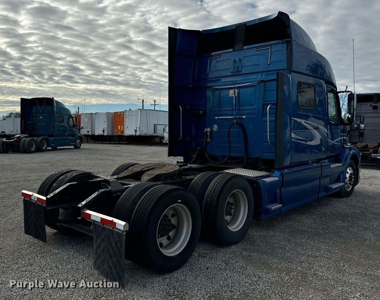 image for item DT2129 2015 Volvo VNL semi truck