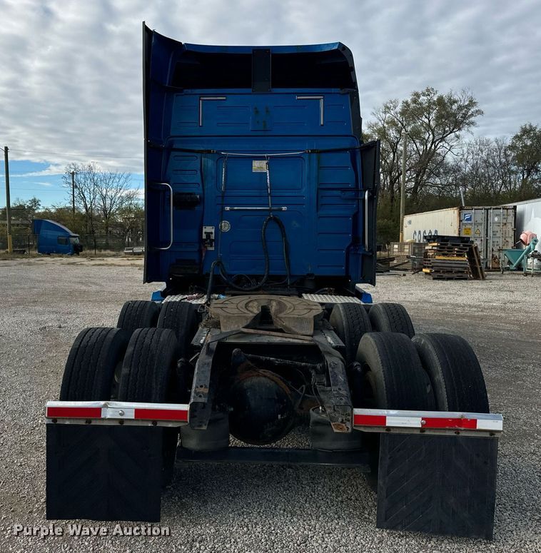 image for item DT2129 2015 Volvo VNL semi truck