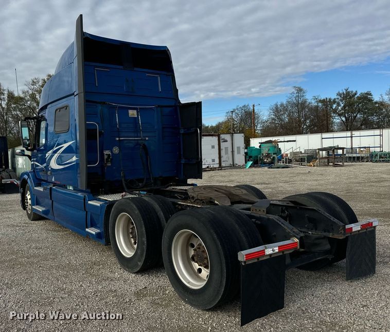 image for item DT2129 2015 Volvo VNL semi truck
