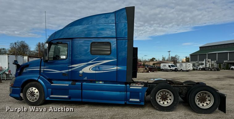 image for item DT2129 2015 Volvo VNL semi truck