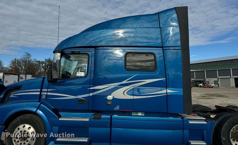 image for item DT2129 2015 Volvo VNL semi truck