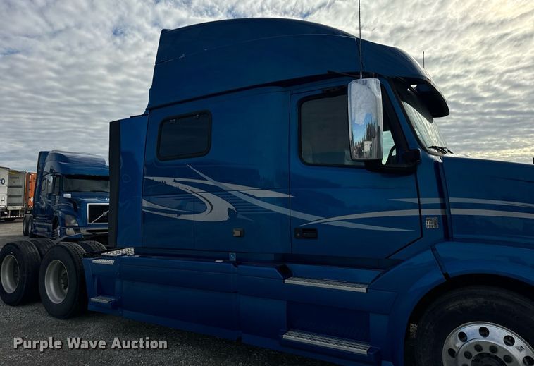 image for item DT2129 2015 Volvo VNL semi truck